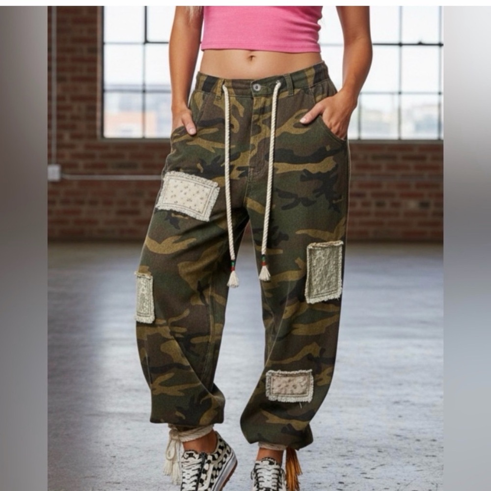 POL Camouflage Patchwork Cargo Jogger Pants with Pockets. 100%
Cotton- s new w/o